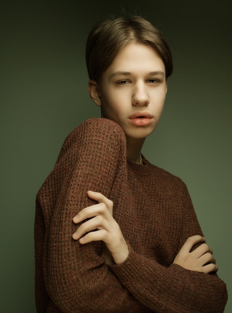 Un giovane adolescente fotografato in uno studio.