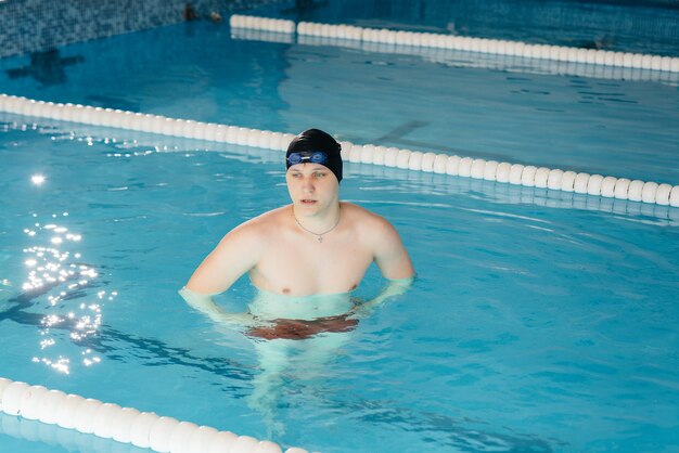 Un giovane atleta si allena e si prepara per le gare di nuoto in piscina