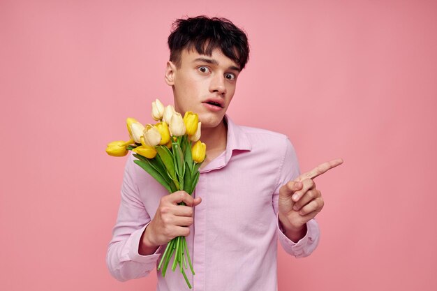 Un giovane bouquet di fiori gialli romanticismo in posa moda sfondo rosa inalterato