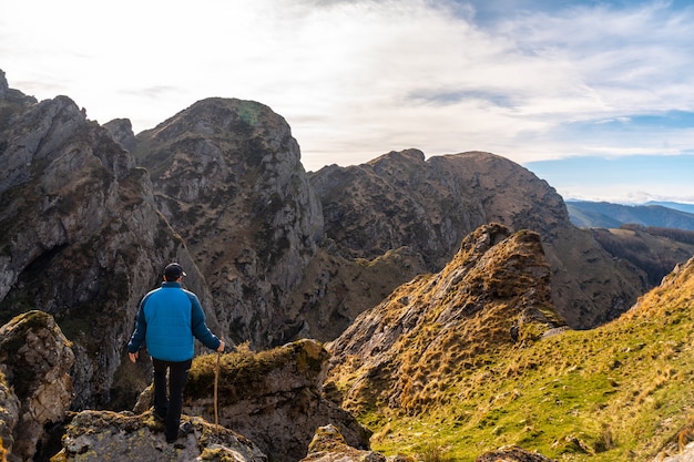 Un giovane che cammina sulla cima della montagna di Aiako Harria