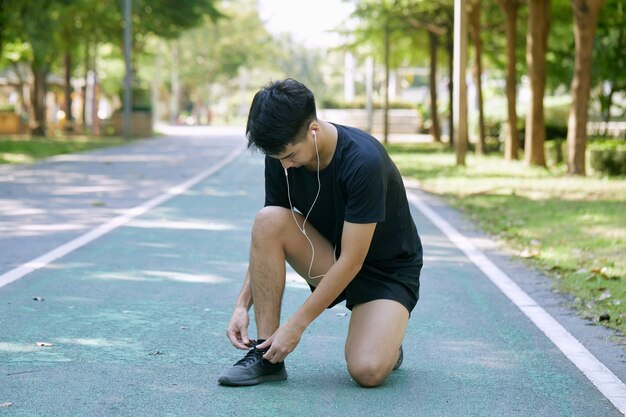 Un giovane che corre nel parco