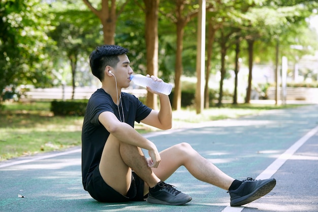 Un giovane che corre nel parco