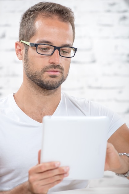 Un giovane con un tablet