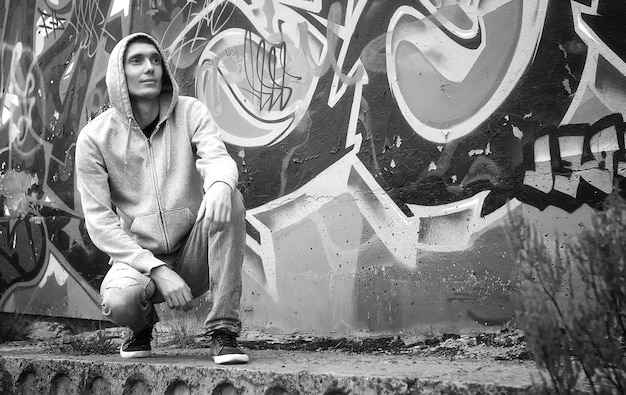 Un giovane con una felpa hip-hop nel tunnel