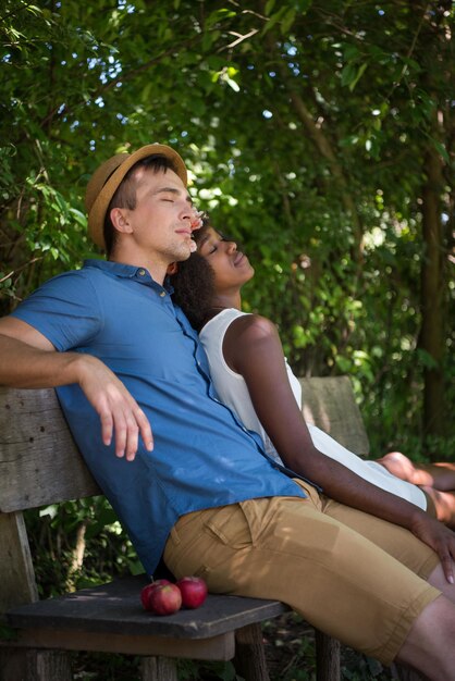 un giovane e una bella ragazza afroamericana che si godono un giro in bicicletta nella natura in una soleggiata giornata estiva