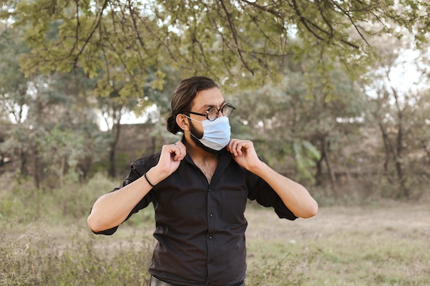 Un giovane in maschera che fa un'attività