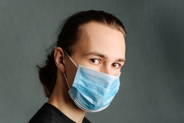 Un giovane in una mascherina medica