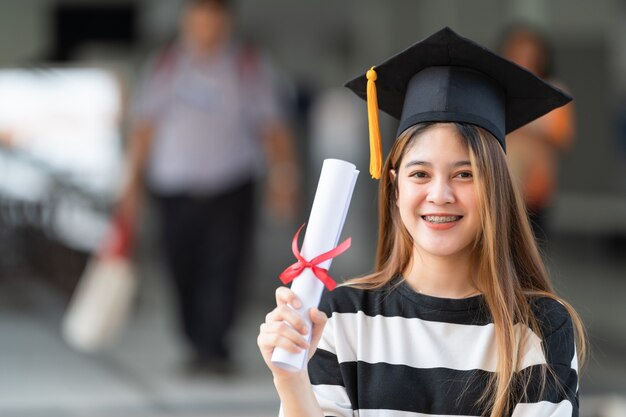 Un giovane laureato possiede un certificato di laurea