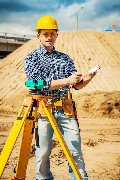 Un giovane lavoratore con appunti in cantiere