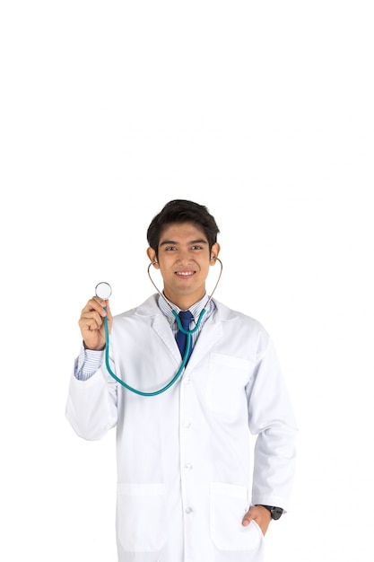 Un giovane medico con uno stetoscopio