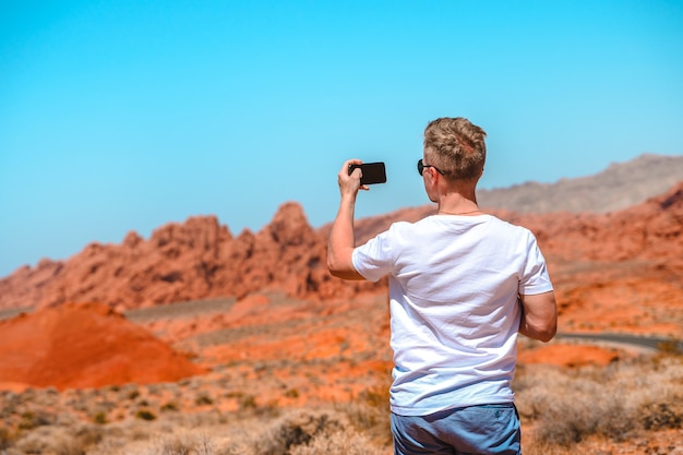 Un giovane nella Valley of Fire Nevada Incredibili forme di pietre rosse