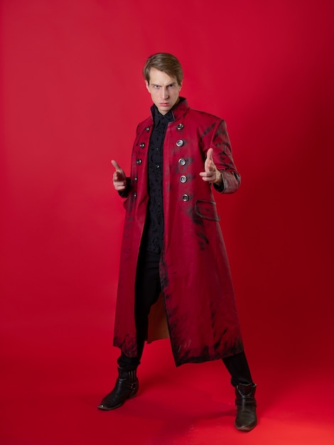 Un giovane oltraggioso con un audace cappotto rosso in stile noir vintage