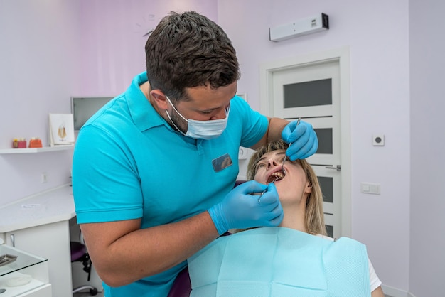 Un giovane paziente con denti forti andò dal dentista per vedere l'uomo migliore della città