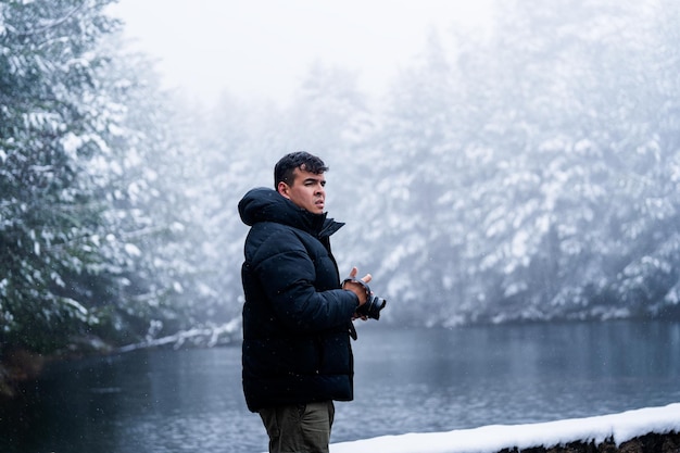 Un giovane peruviano scatta foto di foreste innevate e laghi ghiacciati in un'avventura invernale
