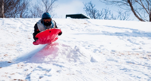 Un giovane ragazzo che gioca nella neve.