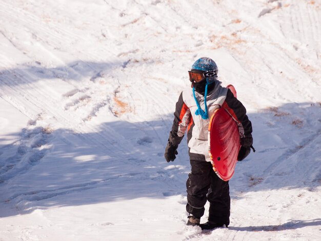 Un giovane ragazzo che gioca nella neve.