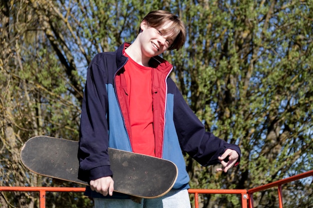 Un giovane sta attivamente facendo skateboard da solo per strada