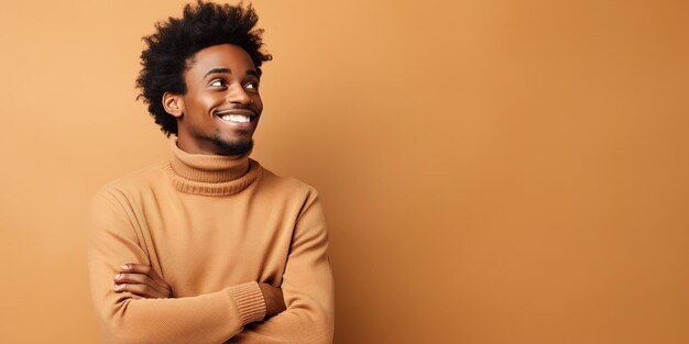 Un giovane studente afroamericano felice guarda via con un sorriso.