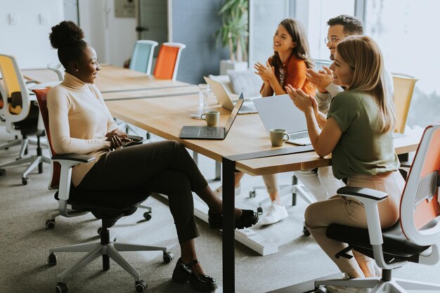 Un giovane team multietnico che lavora in un ufficio moderno