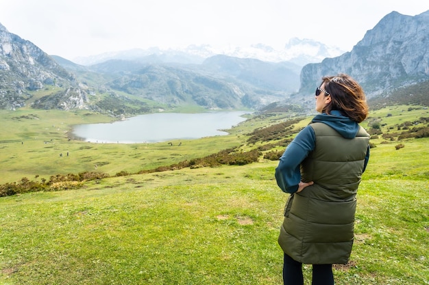 Un giovane turista al punto panoramico Entrelagos del Lago Ercina nei laghi di Covadonga Asturias Spagna