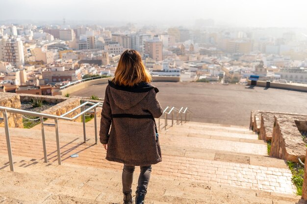 Un giovane turista che cammina nel punto panoramico di Cerro San Cristobal e la città di Almeria sullo sfondo, in Andalusia. Spagna. Costa del Sol nel Mar Mediterraneo