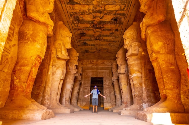 Un giovane turista che guarda i faraoni al tempio di Abu Simbel nel sud dell'Egitto