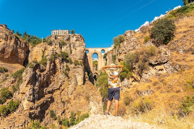 Un giovane turista che visita il nuovo punto panoramico del ponte nella provincia di Ronda di Malaga, in Andalusia
