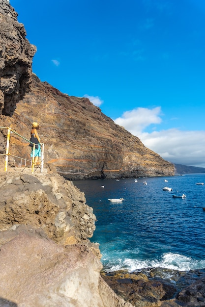 Un giovane turista in estate dal punto di vista guardando e godendosi la baia di Puerto de Puntagorda, isola di La Palma, Isole Canarie. Spagna