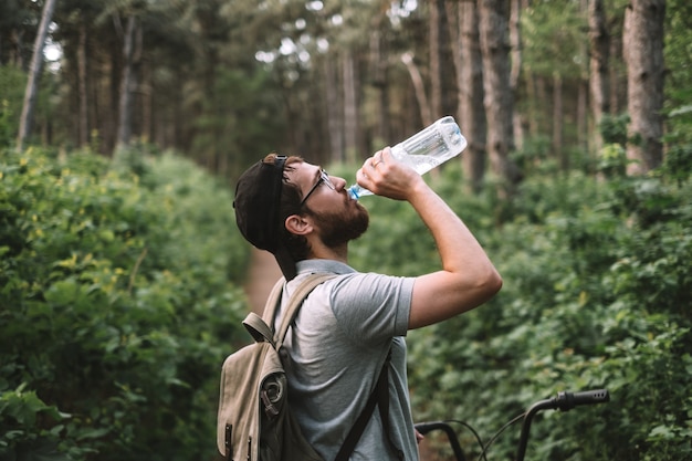 Un giovane turista nella foresta