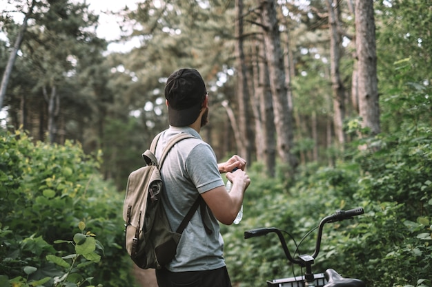 Un giovane turista nella foresta