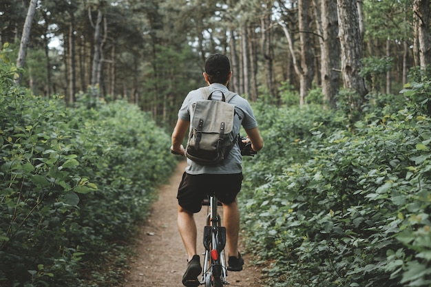 Un giovane turista nella foresta