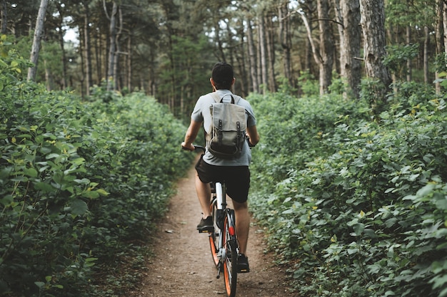 Un giovane turista nella foresta