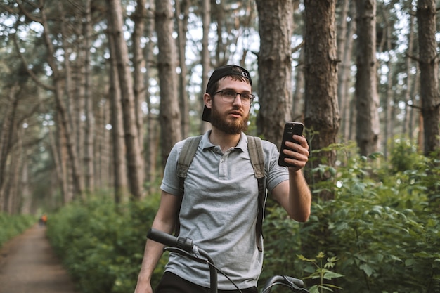 Un giovane turista nella foresta