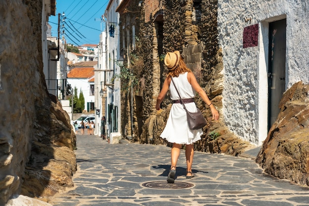 Un giovane turista passeggiando per le strade della città di Cadaques sulla Costa Brava della Catalogna, Gerona, Mar Mediterraneo. Spagna