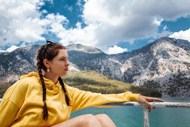 Un giovane turista sullo sfondo di un bellissimo paesaggio montagne e lago Abbigliamento quotidiano godersi il silenzio sogno relax natura lussuosa Vacanze vacanze viaggi