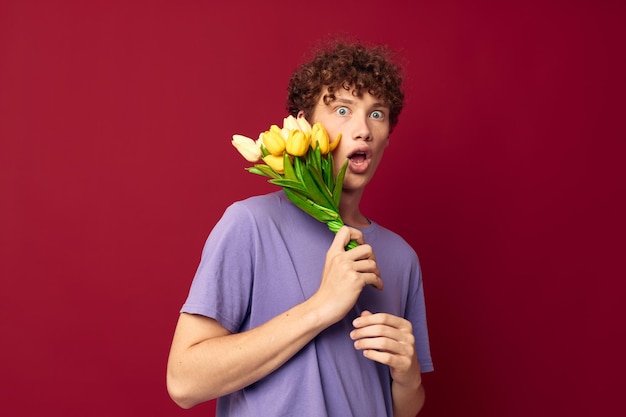 Un giovane uomo capelli rossi in abbigliamento casual bouquet di fiori regalo isolato sfondo inalterato