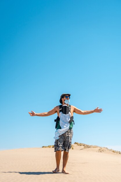 Un giovane uomo che si gode le vacanze con suo figlio sulla duna di sabbia sulla spiaggia di Monsul nel Parco Naturale Cabo de Gata, San Jose, Almeria