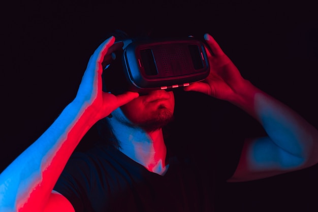 Un giovane uomo che utilizza occhiali per realtà virtuale high-tech