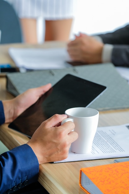 Un giovane uomo d&#39;affari che lavora in un ufficio sul posto di lavoro.