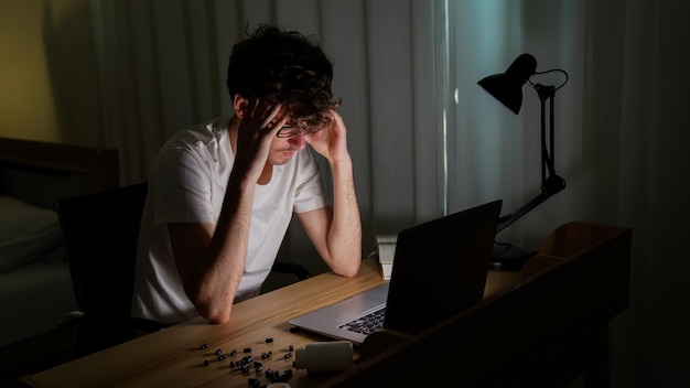 Un giovane uomo d'affari è stressato e soffre di depressione