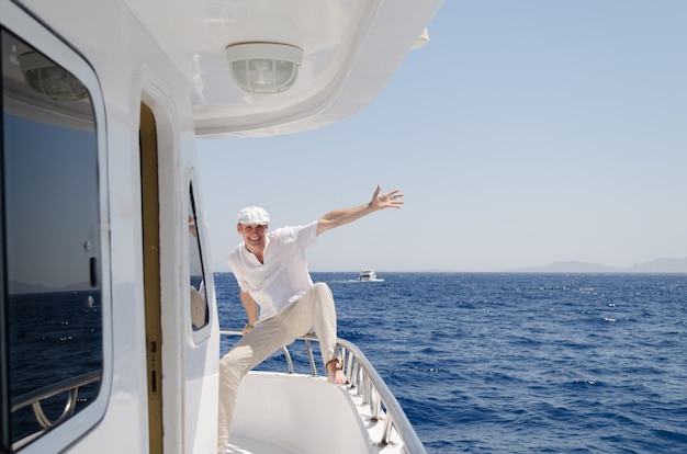 Un giovane uomo sta riposando su uno yacht.