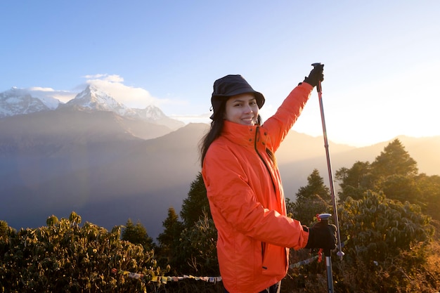 Un giovane viaggiatore che fa trekking nel punto di vista di Poon Hill a Ghorepani Nepal