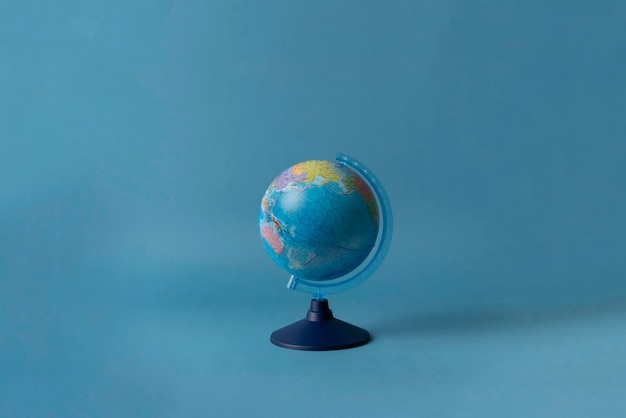 Un globo scolastico del pianeta terra su sfondo pastello concetto di studio a scuola