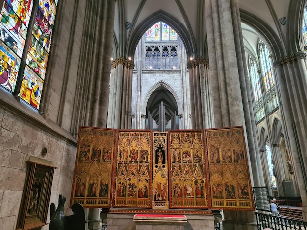 Un grande altare con al centro una vetrata.