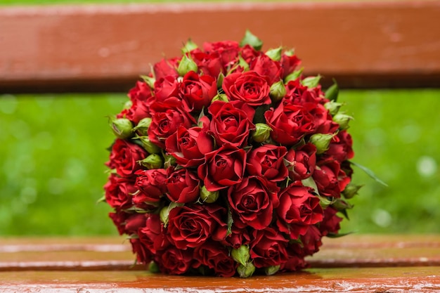 Un grande bouquet di rose rosse