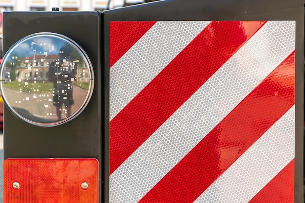 Un grande camion sulla strada Nuovi fari alogeni moderni su un camion Fari di camion Faro rosso quadrato e riflettore sul retro del cofano Primo piano dettaglio auto