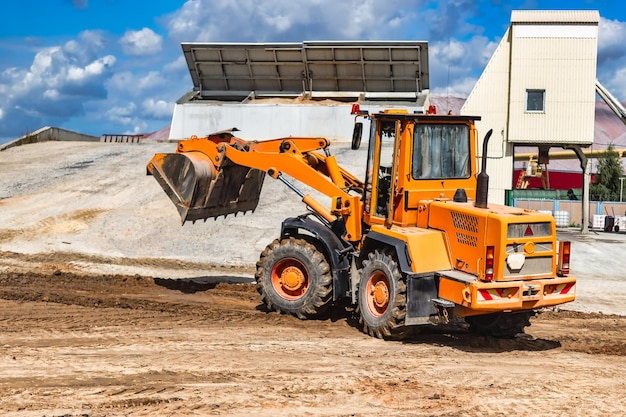 Un grande caricatore frontale trasporta i materiali in un impianto di produzione di calcestruzzo Produzione di calcestruzzo Trasporto di materiali sfusi Attrezzature da costruzione Trasporto di merci sfuse