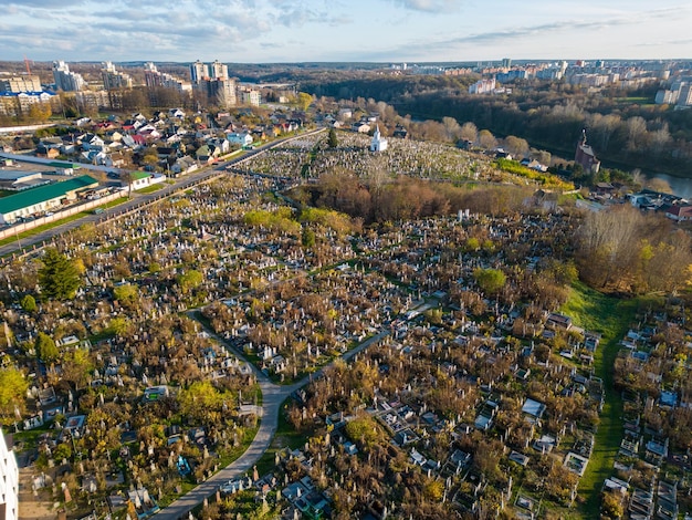 Un grande cimitero nella città vista dall'alto Volo di droni sopra il cimitero L'ultimo luogo di riposo dell'anima umana