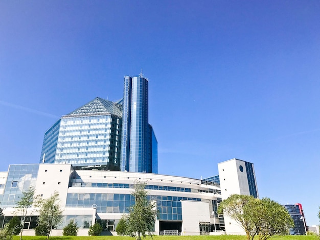 Un grande e bellissimo edificio in vetro concettuale blu a forma di diamante in un moderno stato di proprietà