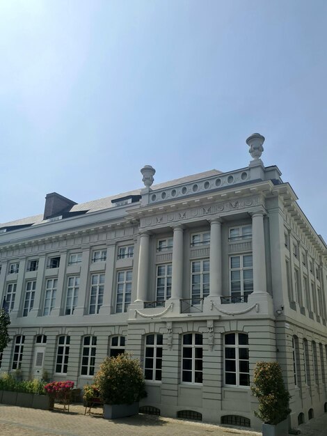 Un grande edificio bianco con colonne e un tendone rosso